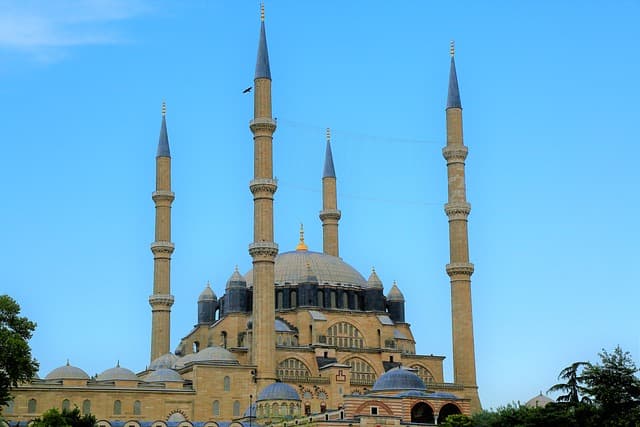 Edirne gezilecek yerler listesi 2024 - Edirne'de gidilebilecek yerler nereler? Gezilecek görülecek yerlerden yeme içmeye, konaklamadan ulaşıma tüm pratik bilgiler Edirne gezi rehberimizde.