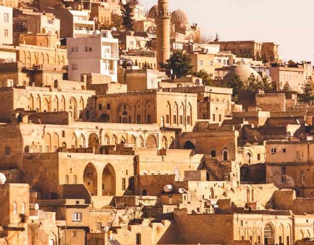 Mardin gezi rehberi 2024 - Mardin'in tüm tarihi turistik noktaları, ulaşım, yeme-içme, konaklama dahil tüm pratik bilgiler Mardin gezi rehberi ile elinizin altında.