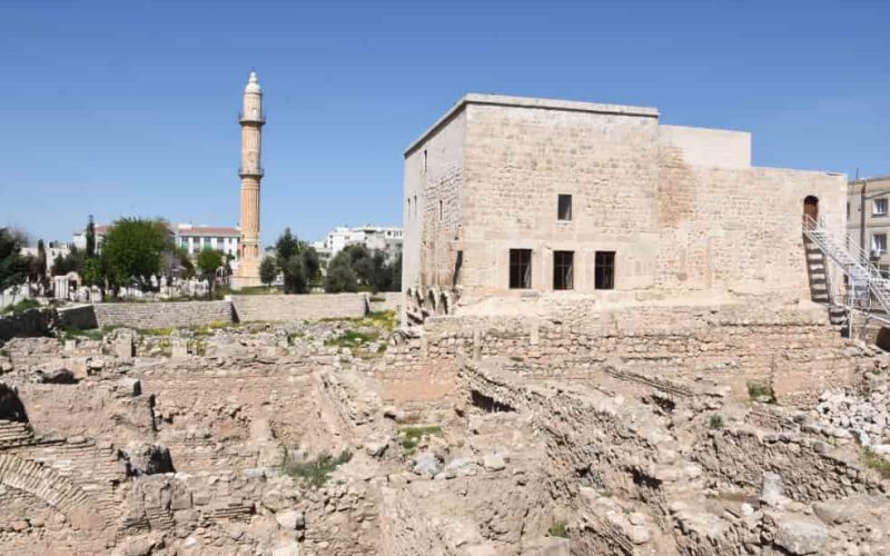 Nusaybin Mor Yakup Kilisesi nerededir ve nasıl gidilir? Mor Yakup Kilisesi'nin tarihi, hikayesi, ziyaret saatleri ve giriş ücreti bilgilerini yazımızda bulabilirsiniz.