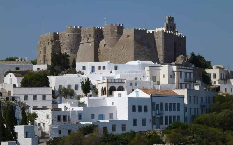 Dini ve tarihi bir öneme sahip Patmos nerededir ve nasıl gidilir? Patmos gezi rehberi ile Patmos'un İlgi çekici yanlarını, ulaşımdan konaklamaya tarihi ve turistik tüm yerlerini bulabilirsiniz. Ayrıca Patmos Gezilecek Yerler haritası sizlerle.