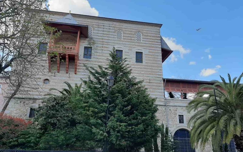 İbrahim Paşa Sarayı (Türk ve İslam Eserleri Müzesi) nerde ve nasıl gidilir? Giriş ücretinden ziyaret saatlerine, ulaşımdan sarayın bölümleri İbrahim Paşa Sarayı ve Türk ve İslam Eserleri Müzesi özelinde aradığınız tüm konuları bulabilirisiniz.