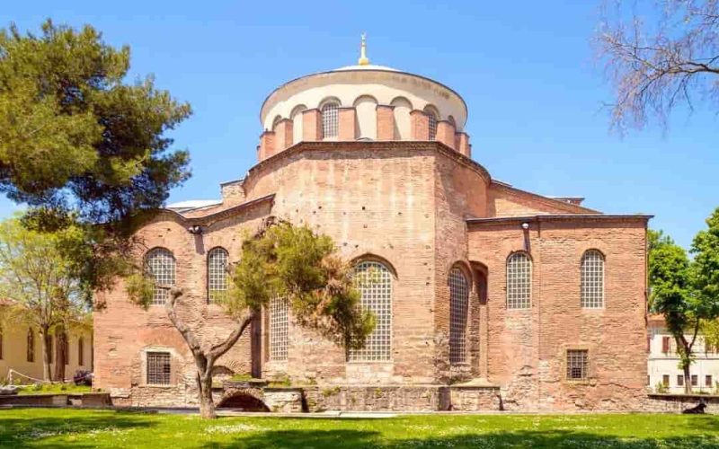 Bizans dönemine ait bir kilise olan Aya İrini nerededir ve nasıl gidilir? Aya İrini tarihi, mimari özelliklerine. Aya İrini Müzesi giriş ücretinden ziyaret saatlerine aradığınız tüm cevapları yazımızda bulabilirsiniz.
