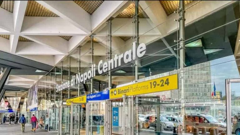 Napoli Havaalanı’ndan Şehir Merkezi Ulaşım Nasıl Sağlanıyor? Napoli'de şehiriçi ulaşım nasıl sağlanır? Roma'dan Napoli'ye, Napoli'den Pompei'ye nasıl gidilir? Napoli tren, otobüs, tramvay gibi tüm ulaşım ağlarını sizler için derledik.