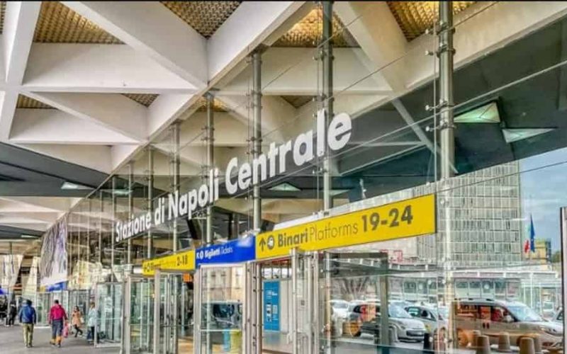 Napoli Havaalanı’ndan Şehir Merkezi Ulaşım Nasıl Sağlanıyor? Napoli'de şehiriçi ulaşım nasıl sağlanır? Roma'dan Napoli'ye, Napoli'den Pompei'ye nasıl gidilir? Napoli tren, otobüs, tramvay gibi tüm ulaşım ağlarını sizler için derledik.
