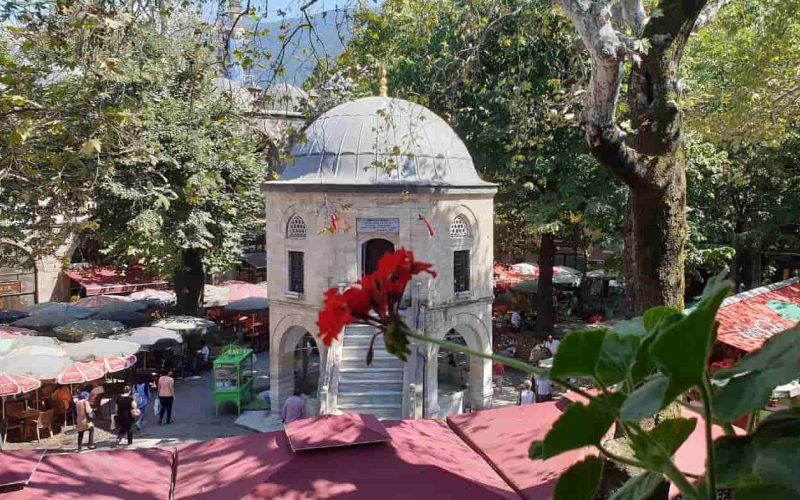 Bursa Koza Han nerededir ve nasıl gidilir? Koza Han tarihi, ziyaret saatleri ve mimari özellikleri nelerdir? Tüm soruların cevaplarını yazımızda bulabilirsiniz.