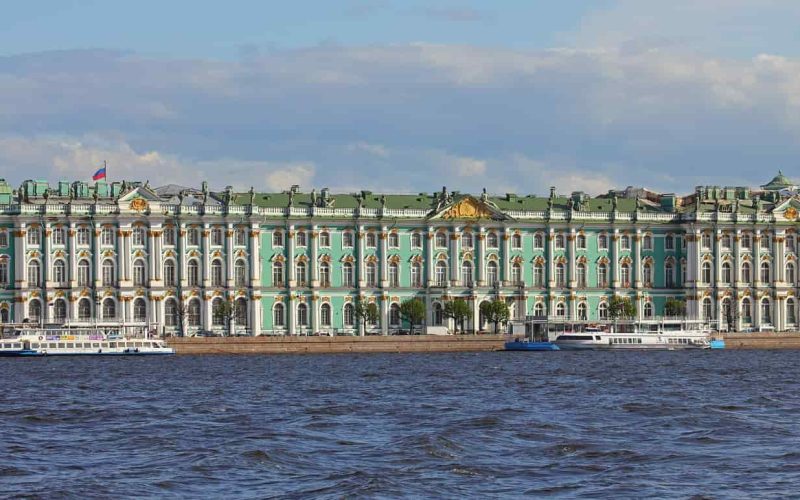 Rusya'nın en önemli müzelerinden biri olan dünyaca ünlü Ermitaj Müzesi nerededir ve nasıl gidilir? Ermitaj Müzesi giriş ücreti, ziyaret saatleri, bölümleri ve sanat eserleri hakkında tüm bilgileri yazımızda bulabilirsiniz.