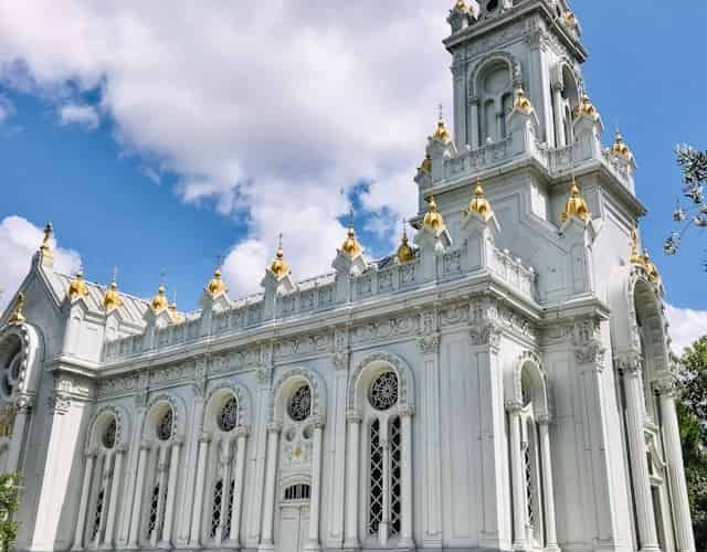 Sveti Stefan Kilisesi, halk arasında bilinen adıyla Demir Kilise, İstanbul'un tarihi dokusunu zenginleştiren eşsiz bir yapıdır. Bu rehber, kilisenin tarihini, nerede olduğunu, nasıl gidileceğini, ziyaret bilgilerini ve mimari özelliklerini içermektedir.