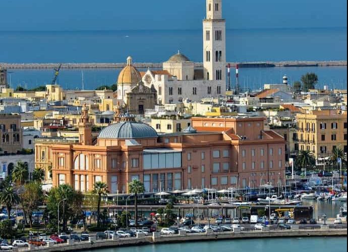 Bari gezi rehberimizde Bari'nin alışveriş rehberinden müze ve kiliselerine, ulaşımından yeme-içme rehberine aradığınız tüm pratik bilgileri bulabilirsiniz. Ayrıca Bari gezilecek yerler listesi ile tüm tarihi ve turistik noktalar hakkında bilgi alabilirsiniz.