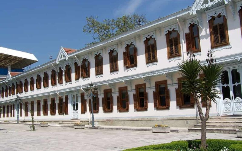 Yıldız Sarayı rehberimizden ulaşım bilgileri (Yıldız Sarayı Nerede ve Nasıl Gidilir), yol tarifi, ziyaret saatleri, Yıldız Sarayı giriş ücreti, bölümler ve eserler gibi tüm ayrıntılara ulaşabilirsiniz.