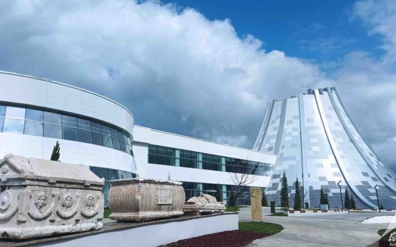 Tarihte unutulmaz bir yolculuk yapacağınız Afyonkarahisar Arkeoloji Müzesi rehberi ile karşınızdayız. Afyonkarahisar Arkeoloji Müzesi nerede ve nasıl gidilir? Yol tarifinden, giriş ücretine, içindeki eserlerden ziyaret saatlerini aradığınız herşey burda.