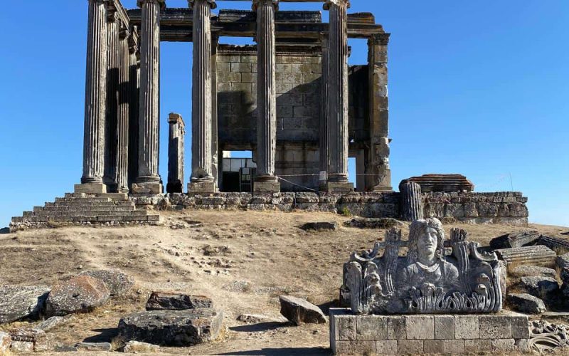 Aizanoi Antik Kenti nerededir ve nasıl gidilir? Aizanoi Antik Kenti giriş ücreti, ziyaret saatleri, yol tarifi, ulaşım, tarihi eserleri gibi daha birçok bilgi gezi rehberimizde.