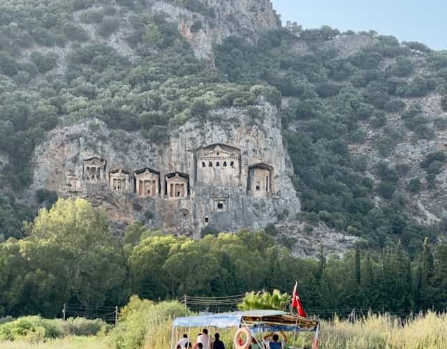 Dalyan'da hangi bölgelerde kalınır? Dalyan'da nerede ne yenir? Dalyan'da ulaşım ağları nasıldır? Dalyan gezi rehberinde yeme-içme'den tarihi yerlere, alışveriş mekanlarından konaklamaya birçok bilgiyi sizler için derledik.