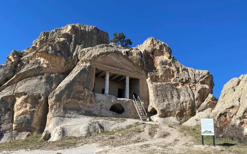 Gerdekkaya Mezar Anıtı nerededir ve nasıl gidilir? Yol tarifinden, ulaşım bilgilerine, ziyaret saatlerinden giriş ücretine Gerdekkaya Mezar Anıtı hakkında herşeyi rehberimizde bulabilirsiniz.
