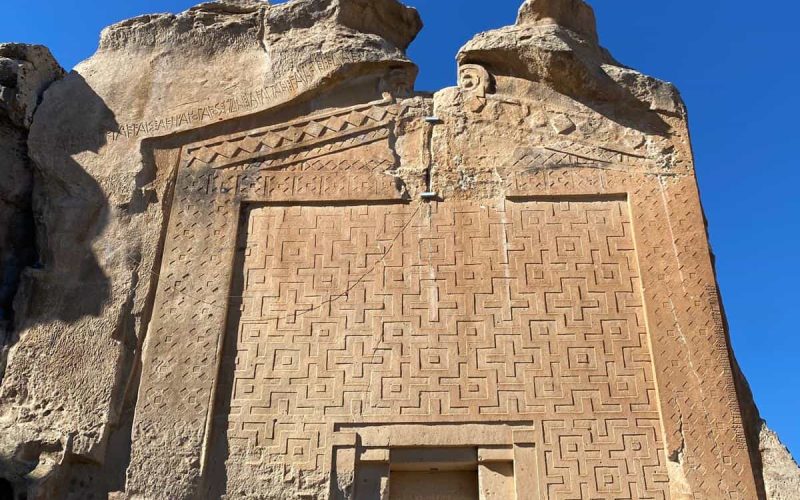 Frig Vadisi’nin en büyüleyici yapılarından biri olan Midas Anıtı (Yazılıkaya) nerededir ve nasıl gidilir? Midas Anıtı (Yazılıkaya) yol tarifi, giriş ücreti, ziyaret saatleri gibi birçok bilgiyi sizler için derledik.