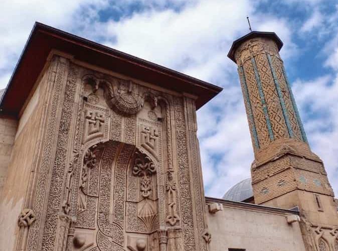 İnce Minareli Medrese nerede ve nasıl gidilir