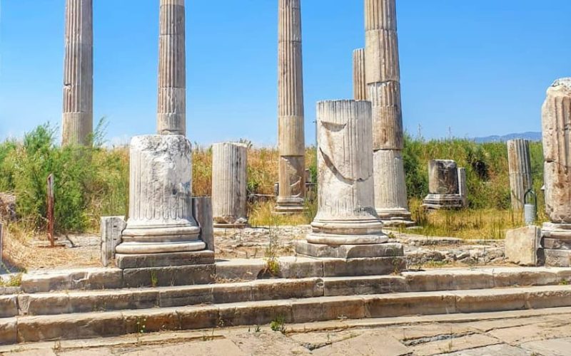 Ege'nin tarihe açılan kapısı olan Magnesia Antik Kenti nerededir ve nasıl gidilir? Ziyaret saatleri, giriş ücretleri, yol tarifi, müzekart bilgisi gibi tüm bilgileri Magnesia Antik Kenti rehberimizde.