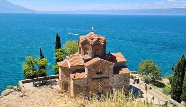 Kuzey Makedonya’nın en büyüleyici şehirlerinden biri Ohrid gezi rehberi ile karşınızdayız. Ohrid gezilecek yerler listemizle Ohrid'te gezilecek tarihi ve turistik yerleri bulabilirsiniz. Ayrıca ulaşımdan konaklamaya, yeme içmeden alışverişe tüm bilgileri bulabilirsiniz.
