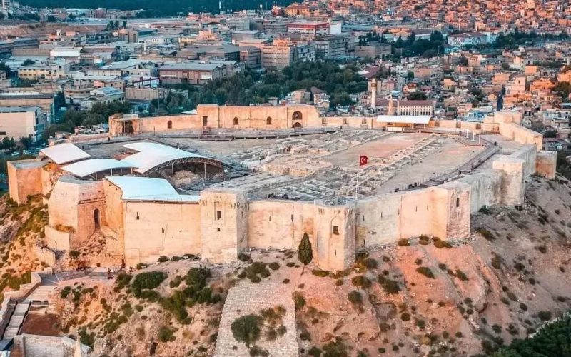 Gaziantep'in simgesi olan Gaziantep Kalesi nerede ve nasıl gidilir? 5.000 Yıllık Tarihin Sessiz Tanığı Gaziantep Kalesi giriş ücreti, ziyaret saatleri ve daha fazlası yazımızda.