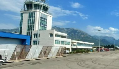 Kotor Havalimanı (TIV) şehir merkezine nasıl gidilir? Taksi, otobüs, araç kiralama fiyatları ve süreleri. Tivat Havalimanı'ndan Kotor'a en ekonomik ve hızlı ulaşım seçenekleri bu rehberde!