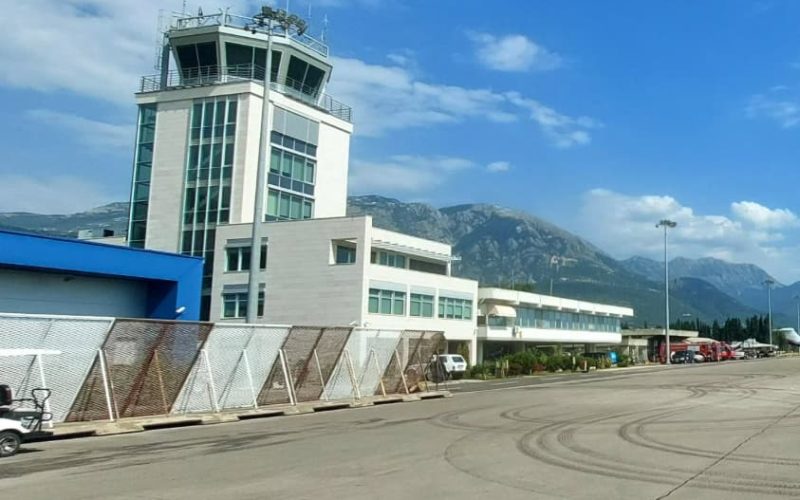 Kotor Havalimanı (TIV) şehir merkezine nasıl gidilir? Taksi, otobüs, araç kiralama fiyatları ve süreleri. Tivat Havalimanı'ndan Kotor'a en ekonomik ve hızlı ulaşım seçenekleri bu rehberde!
