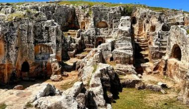Perre Antik Kenti nerede, nasıl gidilir? Kommagene Uygarlığı'nın önemli merkezindeki kaya mezarları, su sarnıçları ve antik tiyatro hakkında detaylı bilgiler ve ziyaret ipuçları.
