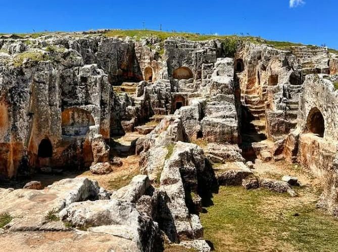 Perre Antik Kenti nerede, nasıl gidilir? Kommagene Uygarlığı'nın önemli merkezindeki kaya mezarları, su sarnıçları ve antik tiyatro hakkında detaylı bilgiler ve ziyaret ipuçları.