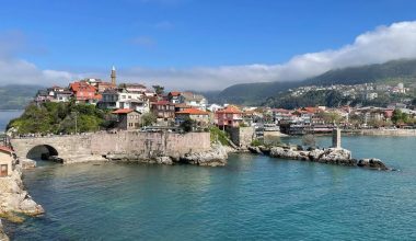 Amasra gezi rehberi 2025 ile Amasra’nın tarihi yerlerinden plajlarına, yeme içme mekanlarından 3 günlük gezi planına kadar her şeyi keşfedin. Amasra nerede, nasıl gidilir, ne yenir, nerede kalınır sorularının tüm yanıtları bu rehberde!