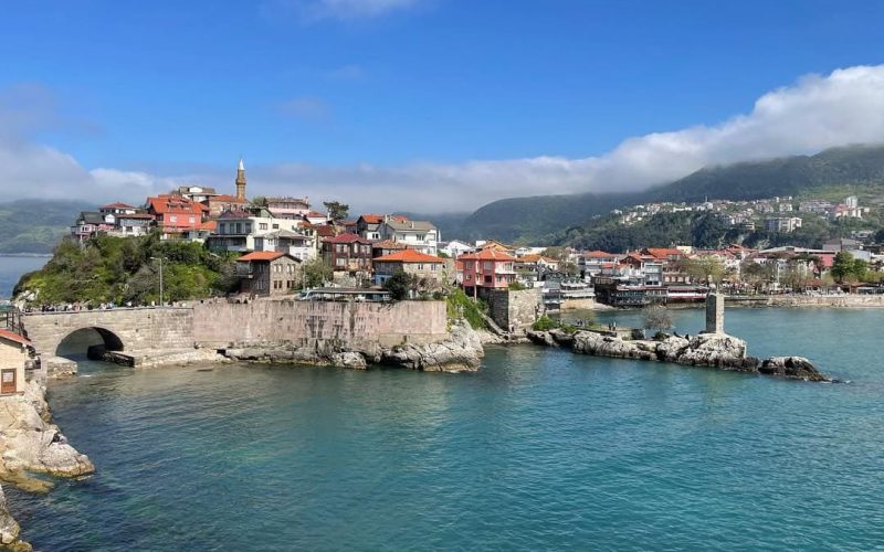 Amasra gezi rehberi 2025 ile Amasra’nın tarihi yerlerinden plajlarına, yeme içme mekanlarından 3 günlük gezi planına kadar her şeyi keşfedin. Amasra nerede, nasıl gidilir, ne yenir, nerede kalınır sorularının tüm yanıtları bu rehberde!