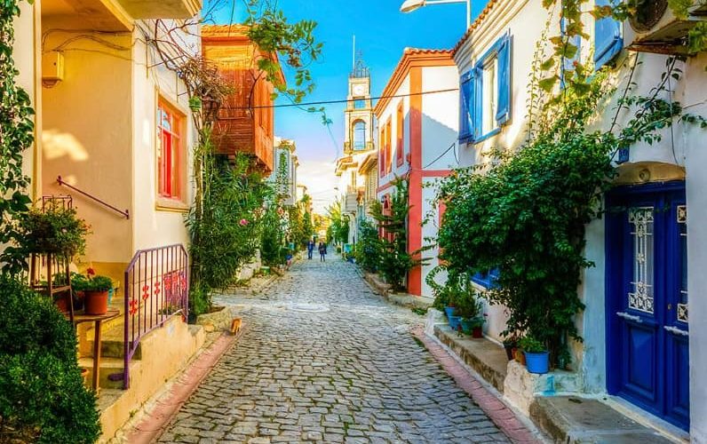 Bozcaada Gezi Rehberi ile Ege’nin büyüleyici adasını keşfedin! Gezilecek yerler, şarap tadımı, en güzel plajlar, nerede kalınır ve ne yenir gibi tüm bilgiler bu rehberde. Bozcaada Gezi Planı yaparken ihtiyacınız olan pratik ipuçları ve Bozcaada Gezi turu önerileri için hemen tıklayın!