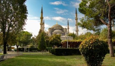 Sultanahmet gezi rehberinde Sultanahmet’te neler yapılır, tarihi yerler, ulaşım seçenekleri, yeme-içme ve alışveriş gibi detayları bulacaksınız.