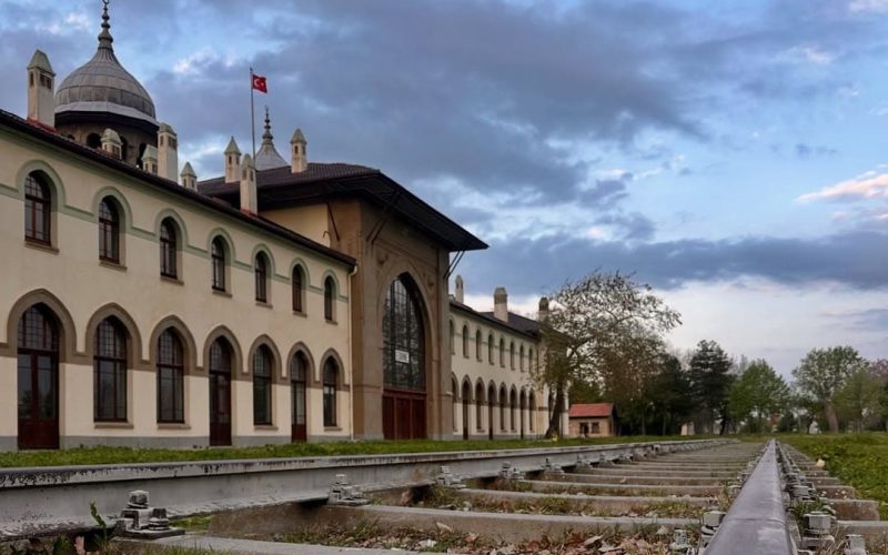 Karaağaç Tren İstasyonu nerede, nasıl gidilir Edirne’de mutlaka görülmesi gereken bu tarihi durağın hikayesini öğrenin.