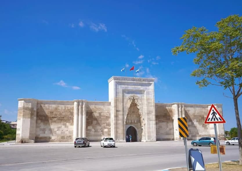 Selçuklu Kervansarayı Nedir Tarihsel Köken ve Anlam