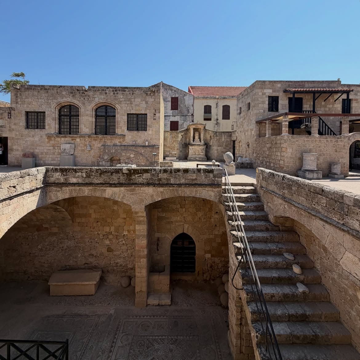 Rodos Arkeoloji Müzesi avlu ve tarihi yapı
